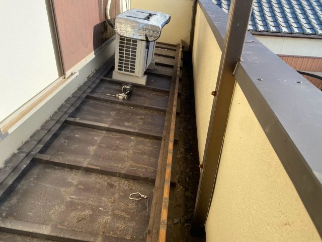 加古川市の葺き替え工事に伴うベランダ内部屋根及び箱谷回りモルタル壁切断